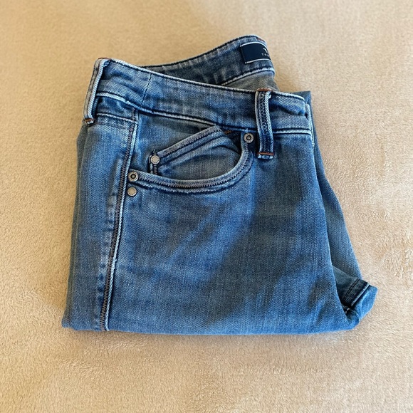 Tommy Bahama Straight Leg Mid Rise Jeans - Size 6 - Picture 9 of 11